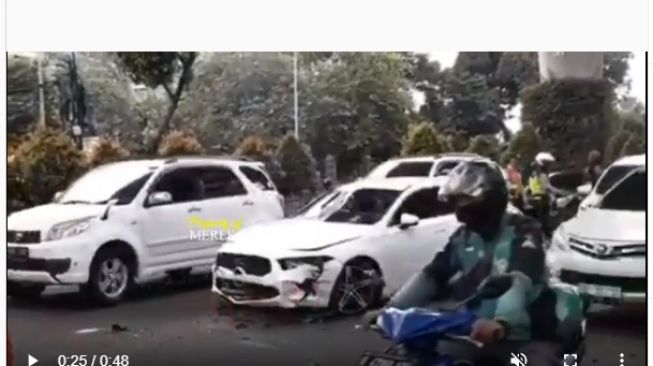 Viral Tabrakan Beruntun Mercedes-Benz di Sebrang Kantor Wali Kota Jaksel, Sejumlah Motor Bergeletakan di Jalan