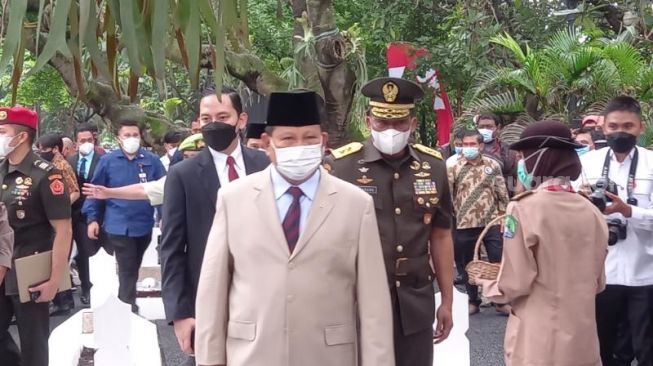 Menteri Pertahanan (Menhan) yang juga Ketua Umum Partai Gerindra Prabowo Subianto berziarah ke TMP Taruna Tangerang dalam rangka memperingati Hari Bhakti Taruna, Rabu (26/1/2022). [Suara.com/Muhammad Jehan Nurhakim]