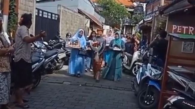 Viral Acara Pernikahan Yang Seimbangkan Budaya Hindu Dan Islam di Bali