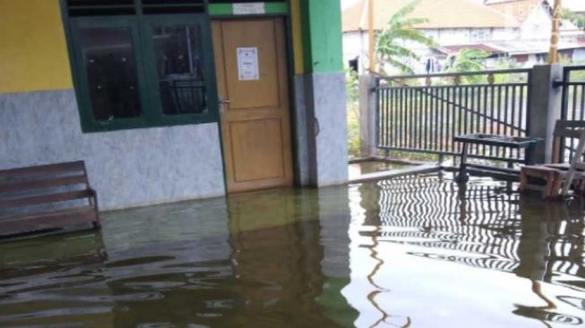 Sekolah MI di Lamongan Kebanjiran, Banyak Murid Tergelincir di Jalan, Akhirnya Sepekan Diliburkan