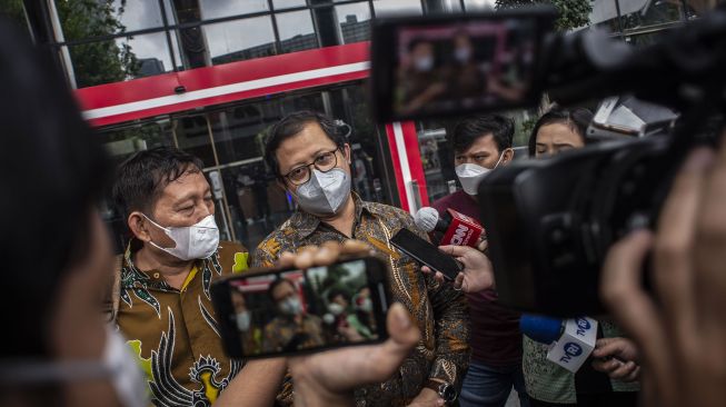 Akademisi Ubedilah Badrun (tengah) menjawab pertanyaan wartawan usai memenuhi panggilan KPK di Gedung KPK, Jakarta, Rabu (26/1/2022). ANTARA FOTO/Aprillio Akbar
