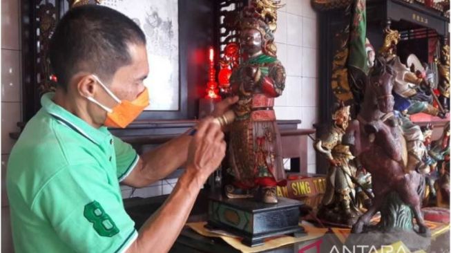 Umat Tri Dharma di Kabupaten Temanggung membersihkan rupang dewa di Kelenteng Kong Ling Bio Temanggung. [ANTARA/Heru Suyitno]