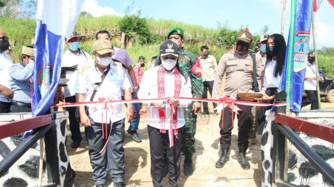 Telan Biaya Hingga Rp. 1,467 miliar, Jembatan Terpanjang di Kabupaten Landak Akhirnya Diresmikan