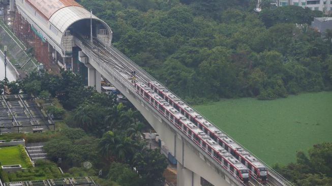 Rangkaian kereta Light Rail Transit (LRT) berada di Stasiun Dukuh Atas Jakarta, Rabu (26/1/2022).  ANTARA FOTO/Rivan Awal Lingga