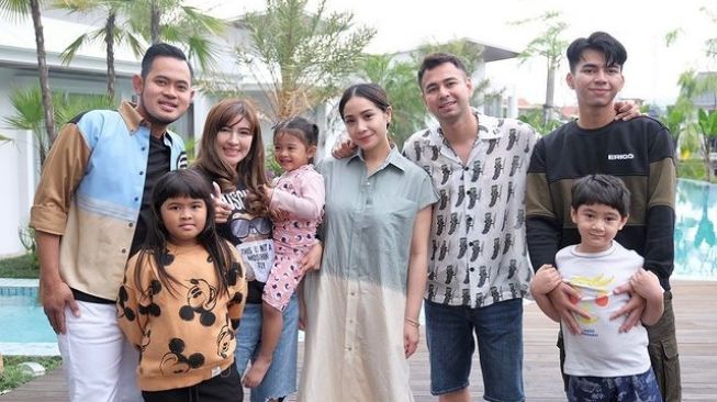 Potret Akrab Rafathar dan Dimas Ahmad. (Instagram/dimas_baam)