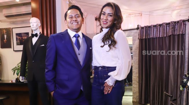 Presenter Melanie Putria dan calon suaminya, Aldico Sapardan berpose didepan kamera saat fitting baju pernikahan mereka di Kawasan Taman Sari, Jakarta Barat, Rabu (26/1/2022). [Suara.com/Alfian Winanto]