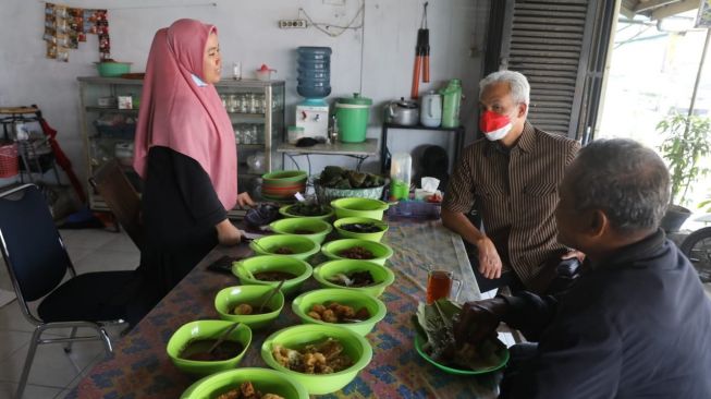 Santap Nasi Jamblang Khas Cirebon, Gubernur Ganjar: Nagih Banget