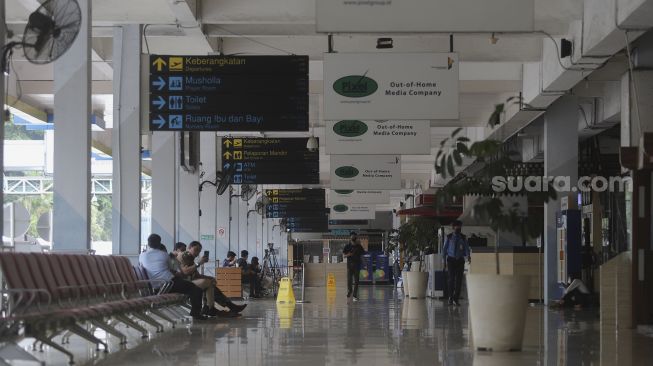 Suasana di Bandara Halim Perdanakusuma, Jakarta, Rabu (26/1/2022). [Suara.com/Angga Budhiyanto]