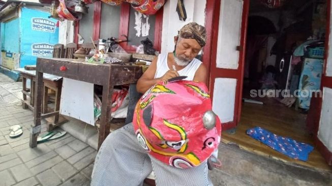 Proses pewarnaan kepala barongsai memakai spidol - (SuaraJogja.id/Rahmat Jiwandono)