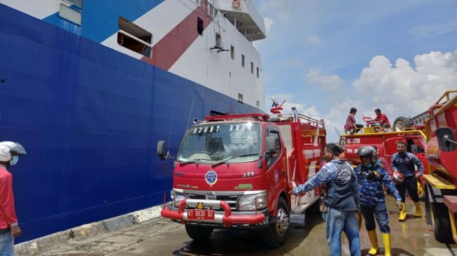 KM Pantokrator Terbakar di Pelabuhan Samarinda, Dugaan Api Berasal dari Puntung Rokok dan Korsleting Listrik