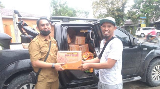 Dinsos Kukar Salurkan 20 Paket Sembako untuk Korban Banjir di Kembang Jangg