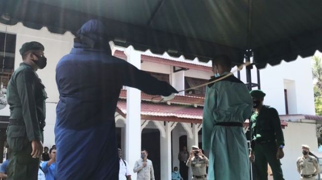 Dua Penjudi Dihukum Cambuk di Halaman Masjid Agung Kota Sigli