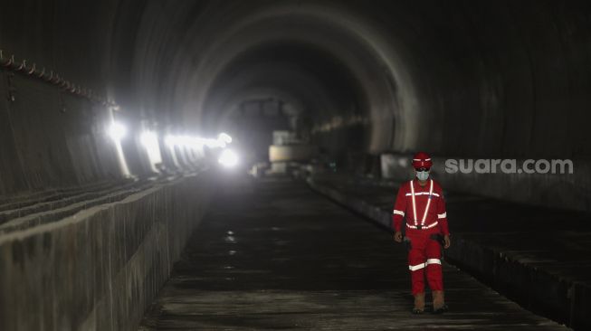 Pekerja meninjau pengerjaan proyek Tunnel 6 Kereta Cepat Jakarta-Bandung (KCJB) di Kecamatan Cikalong Wetan, Kabupaten Bandung Barat, Jawa Barat, Kamis (27/1/2022). [Suara.com/Angga Budhiyanto]