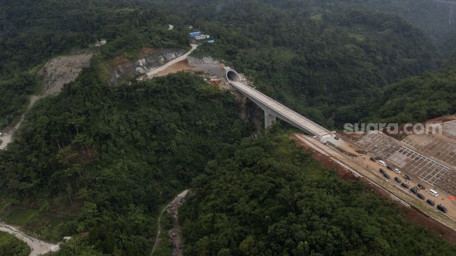 Foto udara Jembatan DK88 atau jembatan bentang panjang section Tunnel 6 Kereta Cepat Jakarta-Bandung (KCJB) yang berada di perbatasan antara Kabupaten Purwakarta dan Kabupaten Bandung Barat, Jawa Barat, Kamis (27/1/2022). [Suara.com/Angga Budhiyanto]