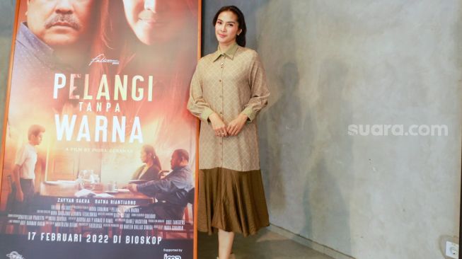 Aktris Maudy Koesnaedi saat ditemui usai jumpa pers film 'Pelangi Tanpa Warna' di Pancoran, Jakarta Selatan, Kamis (27/1/2022). [Suara.com/Alfian Winanto]