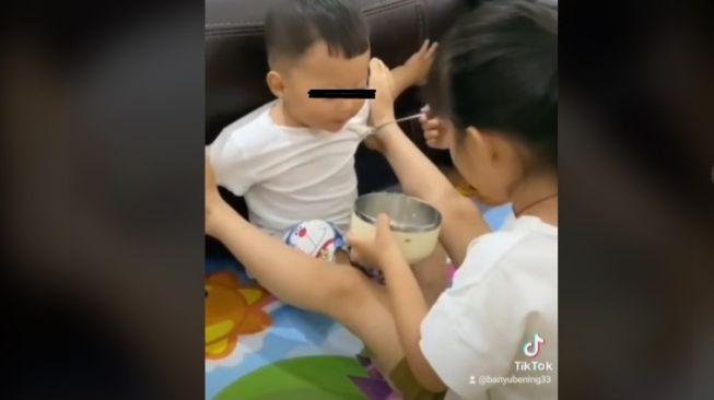 Viral Momen Kakak Menyuapi Adiknya dengan Cara Tidak Biasa, Warganet:Demi Gak Ngamuk