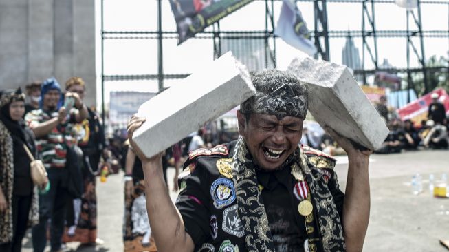 Warga yang tergabung dalam Aliansi Komunitas Budaya Jawa Barat melakukan atraksi debus saat berunjuk rasa di depan gedung Kompleks Parlemen, Senayan, Jakarta, Kamis (27/1/2022).  ANTARA FOTO/Muhammad Adimaja