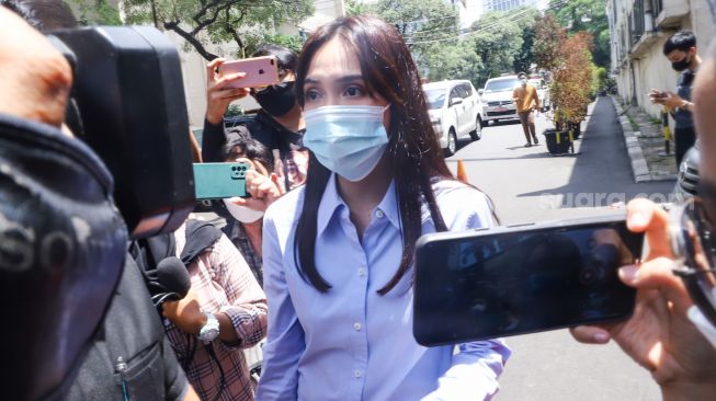 Aktris Shandy Aulia usai menjalani pemeriksaan di Polda Metro Jaya, Jakarta Selaran, Kamis (27/1/2022). [Suara.com/Alfian Winanto]