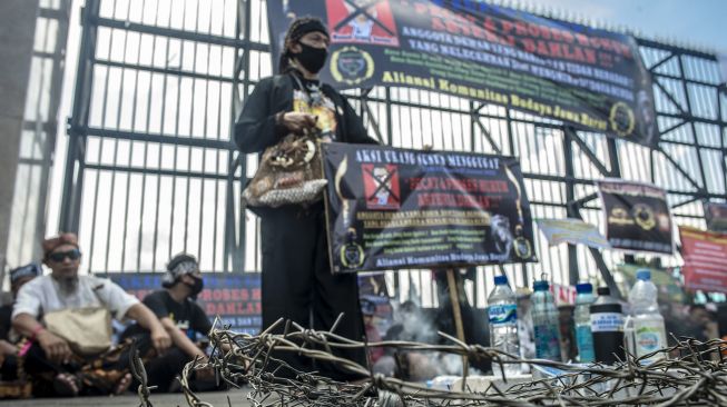 Warga yang tergabung dalam Aliansi Komunitas Budaya Jawa Barat melakukan atraksi debus saat berunjuk rasa di depan gedung Kompleks Parlemen, Senayan, Jakarta, Kamis (27/1/2022).  ANTARA FOTO/Muhammad Adimaja