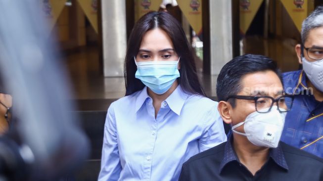 Aktris Shandy Aulia menemui awak media usai menjalani pemeriksaan di Polda Metro Jaya, Jakarta Selaran, Kamis (27/1/2022). [Suara.com/Alfian Winanto]