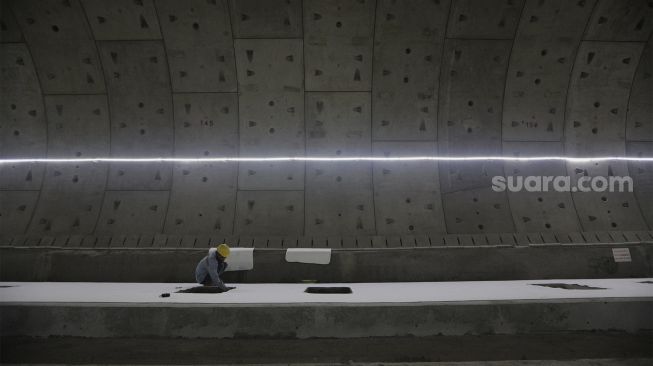 Pekerja menyelesaikan proyek Tunnel 1 Halim Kereta Cepat Jakarta-Bandung sepanjang 1.885 meter yang berlokasi di bawah Jalan Tol Jakarta-Cikampek, Jakarta, Kamis (27/1/2021). [Suara.com/Angga Budhiyanto]