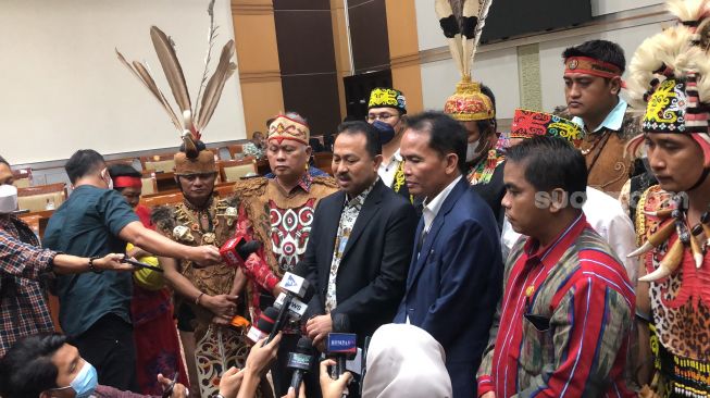 Wakil Ketua Komisi III DPR, Pangeran Khairul Saleh (tengah) mendukung langkah masyarakat Dayak untuk melakukan sidang adat terhadap Edy Mulyadi.
