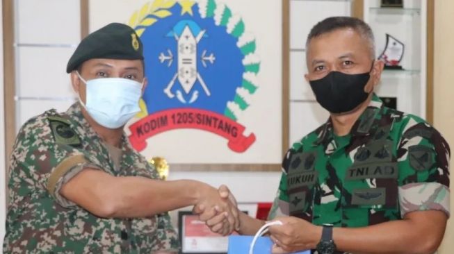 Perkuat Hubungan Militer Dengan Negara Sahabat, Tentara di Perbatasan Kalbar Silaturahmi dengan Tentera Diraja Malaysia