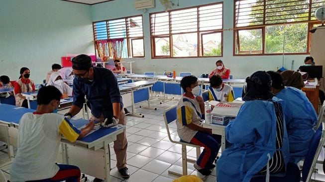 Sejumlah siswa SMPN 4 Tangsel menjalani tes swab setelah salah satu teman mereka positif COVID-19, Rabu (26/1/2022). [Dok. Pribadi]