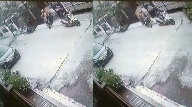 Foto kolase rekaman CCTV aksi curanmor yang menyasar motor Yamaha Nmax milik Wawan di Duren Sawit, Jakarta Timur, Kamis (27/1/2022). [Suara.com/Yaumal Asri Adi Hutasuhut]