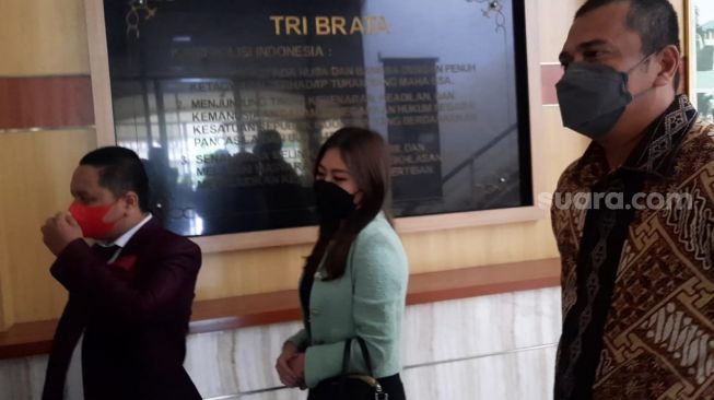 Ayu Thalia saat hendak menjalani pemeriksaan di Polres Metro Jakarta Utara [Suara.com/Evi Ariska]