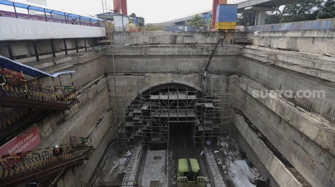 Suasana proyek Tunnel 1 Halim Kereta Cepat Jakarta-Bandung sepanjang 1.885 meter yang berlokasi di bawah Jalan Tol Jakarta-Cikampek, Jakarta, Kamis (27/1/2021). [Suara.com/Angga Budhiyanto]