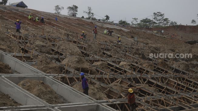 Pekerja menyelesaikan pengerjaan proyek Tunnel 6 Kereta Cepat Jakarta-Bandung (KCJB) di Kecamatan Darangdan, Kabupaten Purwakarta, Jawa Barat, Kamis (27/1/2022). [Suara.com/Angga Budhiyanto]