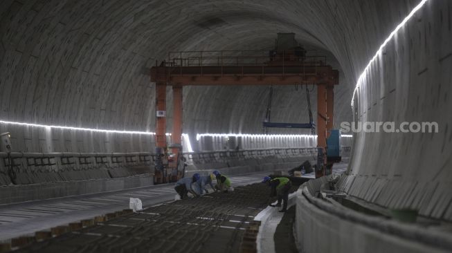 Pekerja menyelesaikan proyek Tunnel 1 Halim Kereta Cepat Jakarta-Bandung sepanjang 1.885 meter yang berlokasi di bawah Jalan Tol Jakarta-Cikampek, Jakarta, Kamis (27/1/2021). [Suara.com/Angga Budhiyanto]