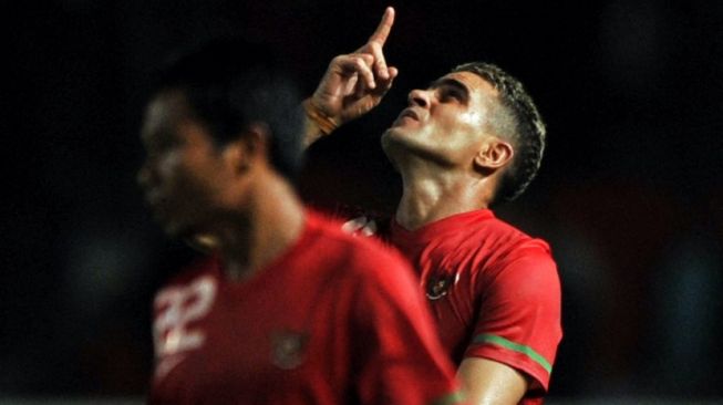 Mantan striker Timnas Indonesia, Cristian Gonzales (kanan). [BAY ISMOYO / AFP]