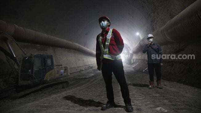 Pekerja meninjau pengerjaan proyek Kereta Cepat Jakarta-Bandung (KCJB) Tunnel 2 di Desa Bunder, Jatiluhur, Kabupaten Purwakarta, Jawa Barat, Kamis (27/1/2021). [Suara.com/Angga Budhiyanto]