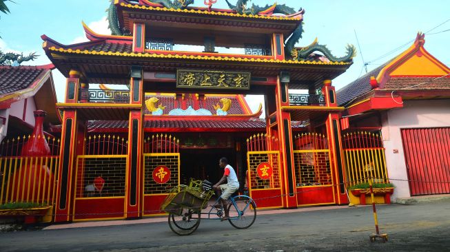 Warga melintas di depan Klenteng Hian Thian Siang Tee, Welahan, Jepara, Jawa Tengah, Rabu (26/1/2022). ANTARA FOTO/Yusuf Nugroho