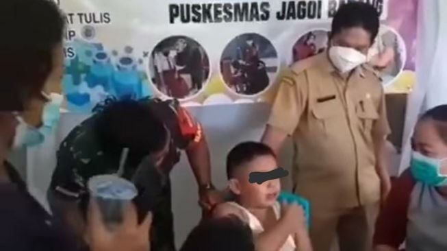 Bikin Gemas, Polisi dan TNI sampai 'Kawal' Kevin Biar Berani Vaksin