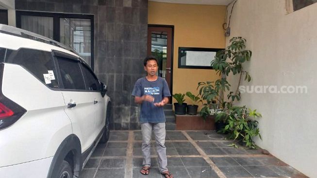 Wawan, korban curanmor, menceritakan insidennya motor Yamaha Nmax miliknya yang digondol maling saat ditemui di kediamannya di Duren Sawit, Jakarta Timur, Kamis (27/1/2022). [Suara.com/Yaumal Asri Adi Hutasuhut]
