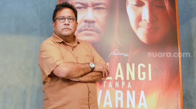 Aktor Rano Karno saat ditemui usai jumpa pers film 'Pelangi Tanpa Warna' di Pancoran, Jakarta Selatan, Kamis (27/1/2022). [Suara.com/Alfian Winanto]