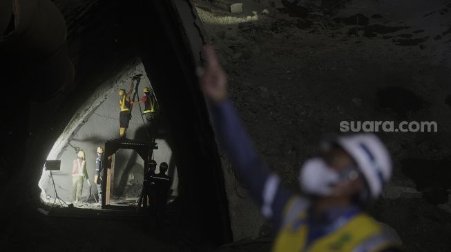 Pekerja menyelesaikan pengerjaan proyek Kereta Cepat Jakarta-Bandung (KCJB) Tunnel 2 di Desa Bunder, Jatiluhur, Kabupaten Purwakarta, Jawa Barat, Kamis (27/1/2021). [Suara.com/Angga Budhiyanto]