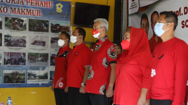 Gubernur Ganjar Tampil Gagah dengan Pakaian Adat Nusantara