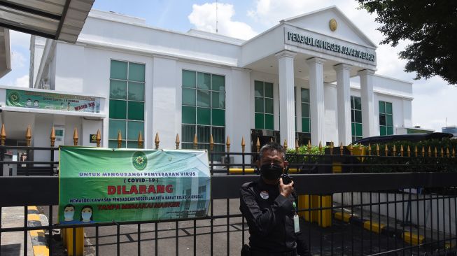 Petugas keamanan berjaga saat penutupan sementara layanan di Pengadilan Negeri Jakarta Barat, Jakarta, Kamis (27/1/2022).  ANTARA FOTO/Indrianto Eko Suwarso