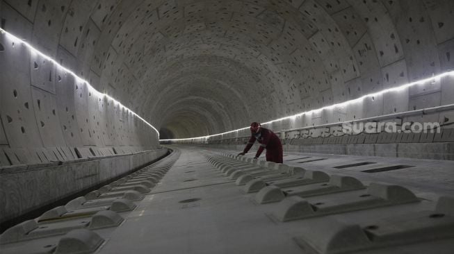 Pekerja meninjau proyek Tunnel 1 Halim Kereta Cepat Jakarta-Bandung sepanjang 1.885 meter yang berlokasi di bawah Jalan Tol Jakarta-Cikampek, Jakarta, Kamis (27/1/2021). [Suara.com/Angga Budhiyanto]