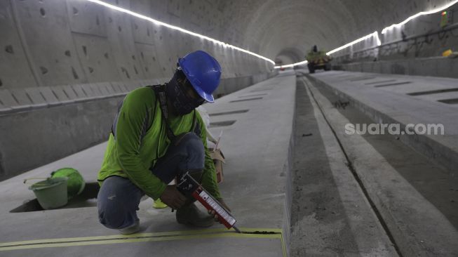 Pekerja menyelesaikan proyek Tunnel 1 Halim Kereta Cepat Jakarta-Bandung sepanjang 1.885 meter yang berlokasi di bawah Jalan Tol Jakarta-Cikampek, Jakarta, Kamis (27/1/2021). [Suara.com/Angga Budhiyanto]