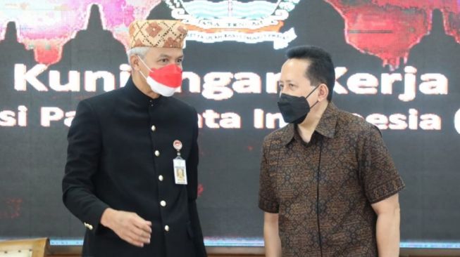Triawan Munaf Puji Gubernur Ganjar Saat Pakai Pakaian Adat Lampung, Begini Katanya