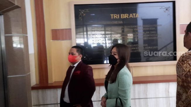 Ayu Thalia saat hendak menjalani pemeriksaan di Polres Metro Jakarta Utara [Suara.com/Evi Ariska]