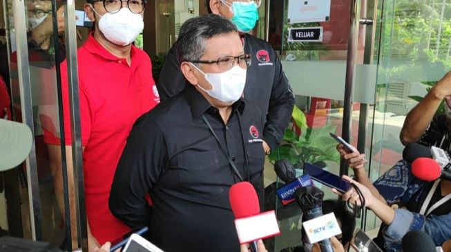 Sekretatis Jenderal DPP PDIP, Hasto Kristiyanto menanggapi pelaporan Arteria Dahlan ke MKD DPR terkait polemik Kajati berbahasa Sunda, Kamis (27/1/2022). [Suara.com/Bagaskara]