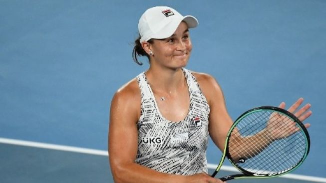 Ashleigh Barty dari Australia melakukan selebrasi setelah mengalahkan Madison Keys dari AS dalam pertandingan semifinal tunggal putri pada hari kesebelas turnamen tenis Australia Terbuka di Melbourne pada 27 Januari 2022. William WEST/AFP