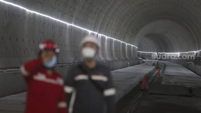 Pekerja menyelesaikan proyek Tunnel 1 Halim Kereta Cepat Jakarta-Bandung sepanjang 1.885 meter yang berlokasi di bawah Jalan Tol Jakarta-Cikampek, Jakarta, Kamis (27/1/2021). [Suara.com/Angga Budhiyanto]