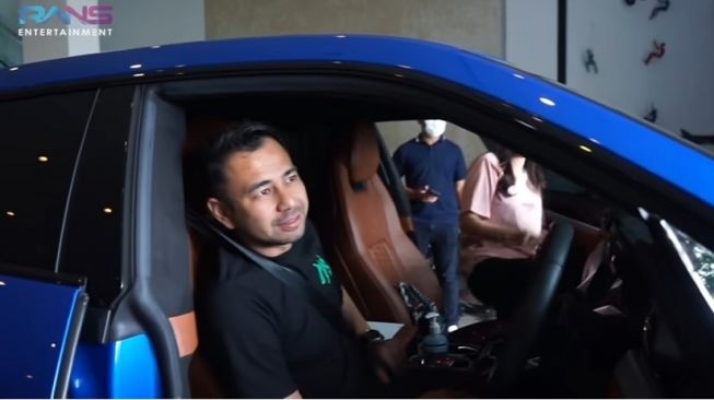 Raffi Ahmad naksir dengan salah satu mobil mewah Momo Geisha. [YouTube RANS Entertainment]